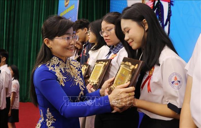 Phó Chủ tịch Liên đoàn Lao động thành phố Đồng Nai Bùi Thị Bích Thủy trao thưởng cho con công nhân học giỏi, sống tốt.
