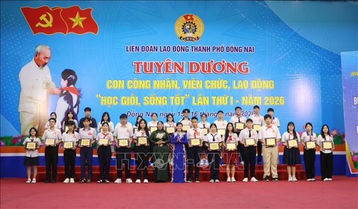 Lãnh đạo Liên đoàn Lao động thành phố Đồng Nai trao thưởng cho con công nhân học giỏi, sống tốt.