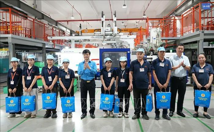 Phó Chủ tịch Tổng Liên đoàn Lao động Việt Nam Lê Văn Nghĩa và Phó Bí thư Tỉnh ủy Bắc Ninh Trần Huy Phương tặng quà cho công nhân lao động.