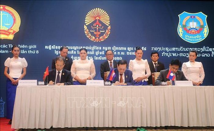 Trưởng đoàn 3 nước ký Thông cáo chung của hội nghị. Ảnh: Huy Bình/TTXVN
