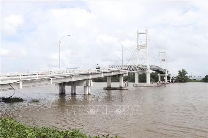 Cầu treo Rạch Ráng bắt qua sông Ông Đốc được đưa vào sử dụng năm 2010, cầu có chiều dài 211m, ngang 3,4 m, tải trọng 3,5 tấn.
