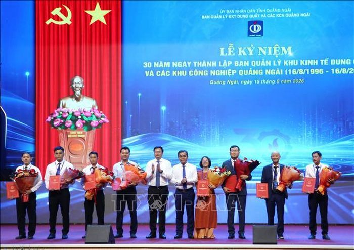 Ban tổ chức trao Giấy chứng nhận đăng ký đầu tư tại Khu kinh tế Dung Quất và các Khu công nghiệp cho đại diện 8 chủ đầu tư.