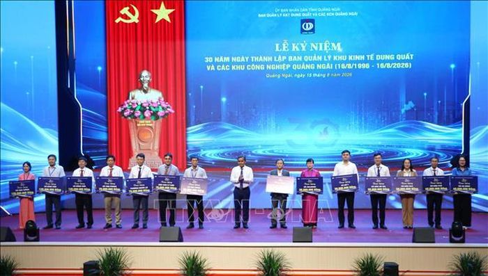 Trao bảng tượng trưng khuyến học cho đại diện một số địa phương.