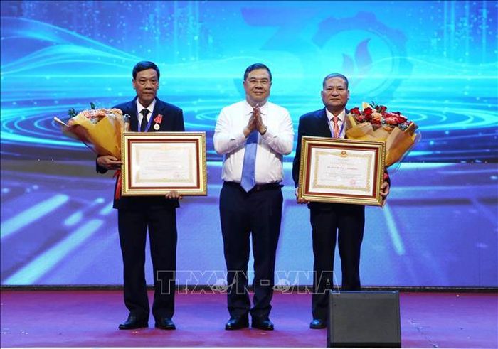 Phó Thủ tướng Thường trực Phạm Gia Túc trao Huân chương Lao động hạng Nhì và hạng Ba của Chủ tịch nước tặng cho 2 cá nhân.