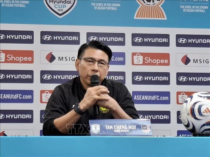 HLV Tan Cheng Hoe của đội tuyển quốc gia Malaysia trả lời họp báo trước trận bán kết gặp đội tuyển Việt Nam tại Kuala Lumpur. Ảnh: Bùi Hoàn/TTXVN