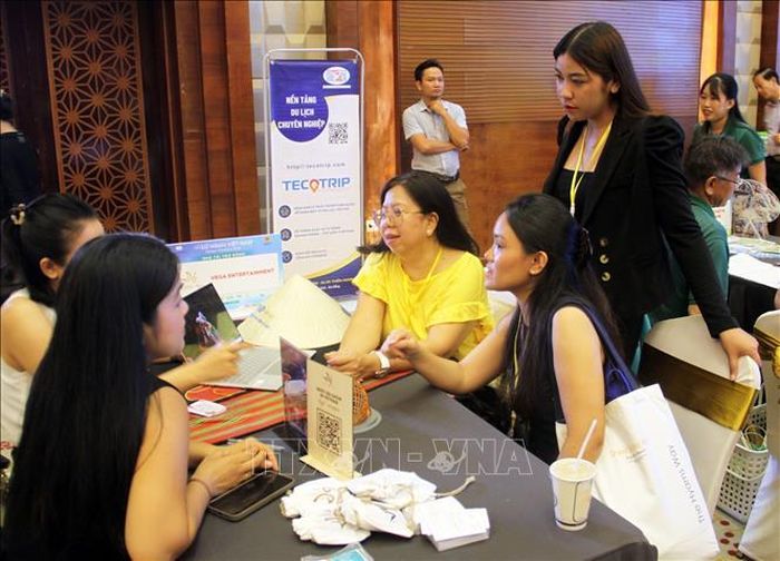 Đại diện các doanh nghiệp trong nước và quốc tế tham gia Không gian B2B tại ngày khai mạc.