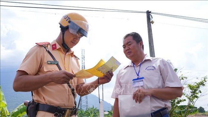 Cảnh sát giao thông Công an tỉnh Tây Ninh tuần tra kiểm soát kết hợp với tuyên truyền nhắc nhở người tham gia giao thông đảm bảo các quy định của pháp luật.