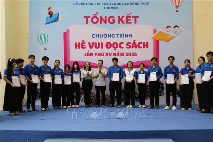 Sinh viên tình nguyện Trường Đại học Đồng Tháp nhận chứng nhận tham gia hướng dẫn ngoại ngữ cộng đồng trong chương trình.