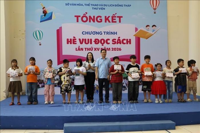 Thiếu nhi tham gia tích cực hoạt động đọc sách nhận quà từ Thư viện tỉnh.