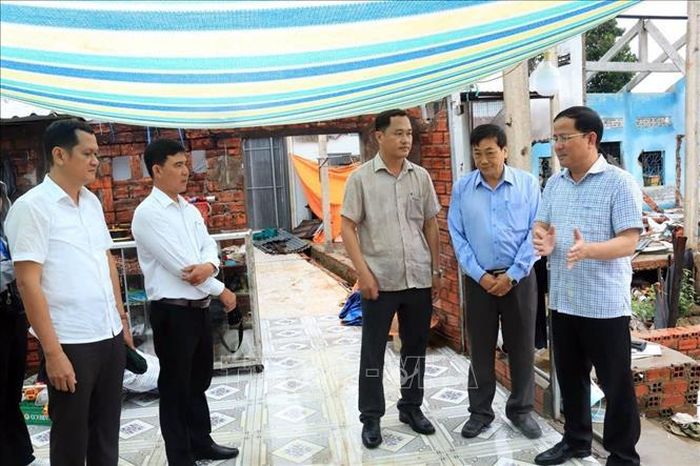 Phó Bí thư Thành ủy Cần Thơ Trần Văn Huyến (ngoài cùng bên phải) trao đổi, chỉ đạo chính quyền xã triển khai các phương án khắc phục sạt lở tại Nhơn Mỹ. Ảnh: TTXVN phát