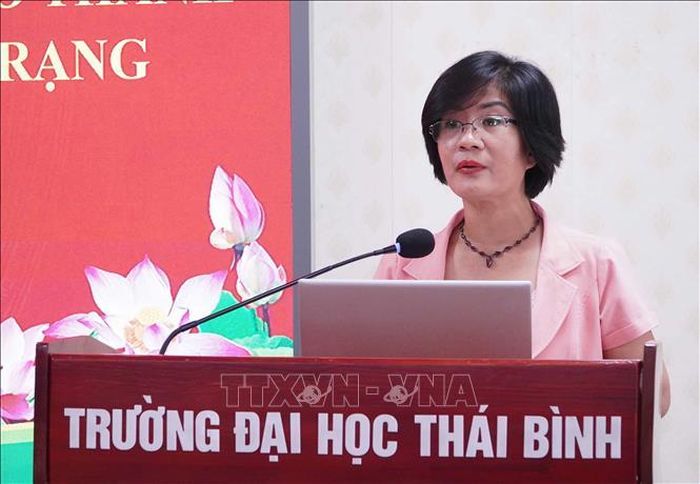PGS, TS Phạm Thị Túy, Phó Viện trưởng Viện Kinh tế chính trị học (Học viện Chính trị quốc gia Hồ Chí Minh) phát biểu tại hội thảo. Ảnh: Nguyễn Công Hải/TTXVN