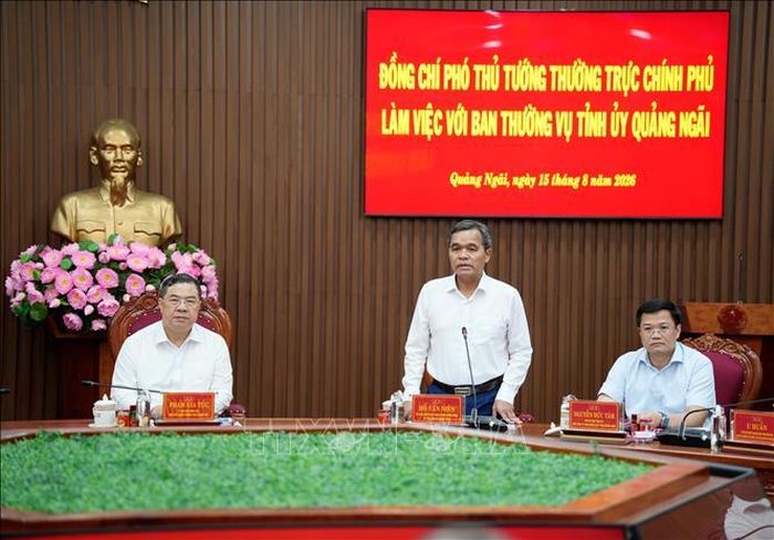Ủy viên Trung ương Đảng, Bí thư Tỉnh ủy Quảng Ngãi Hồ Văn Niên phát biểu tại buổi làm việc. Ảnh: Lê Phước Ngọc/TTXVN