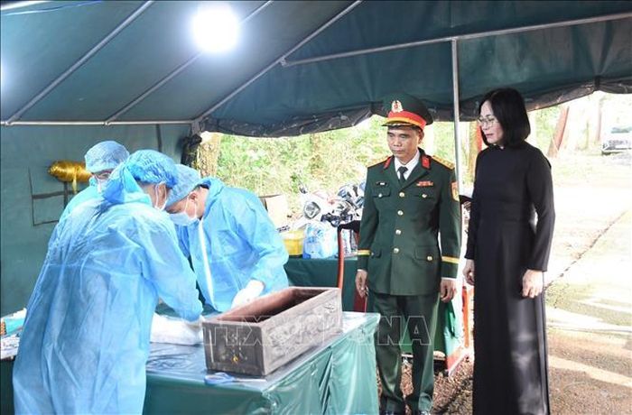 Bà Nguyễn Thị Hoàng, Phó chủ tịch UBND TP Đồng Nai, Trưởng Ban Chỉ đạo 515 thành phố Đồng Nai theo dõi quy trình lấy mẫu ADN tại Nghĩa trang liệt sỹ Bình Phước. Ảnh tư liệu: Đậu Tất Thành/TTXVN