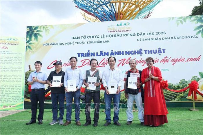Trao chứng nhận cho các tác giả có tác phẩm trưng bày tại triển lãm.