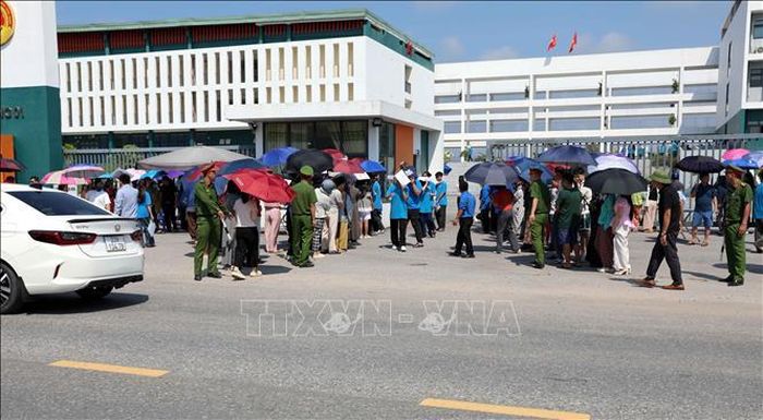 Các thí sinh ra về sau khi hoàn thành bài thi. Ảnh: Quang Cường/TTXVN