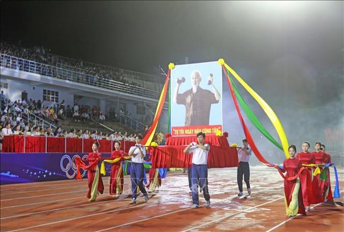 Đoàn rước ảnh Bác Hồ đi qua khu vực lễ đài.