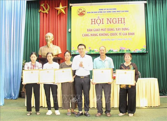 UBND xã Gia Bình khen thưởng các hộ dân gương mẫu trong công tác giải phóng mặt bằng.