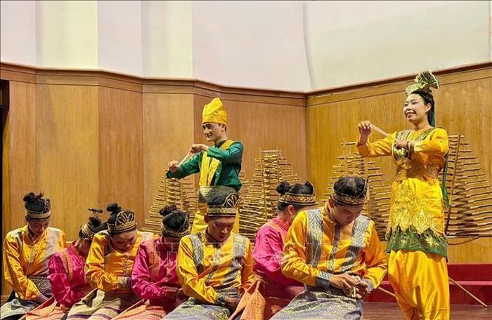 Tiết mục văn nghệ do các nghệ sĩ Indonesia trình diễn.