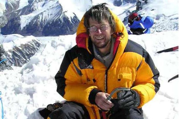 Lincoln Hall ở độ cao 8.600m sau khi được tìm thấy còn sống trên đỉnh Everest. ( Ảnh: Dan Mazur/SummitClimb )