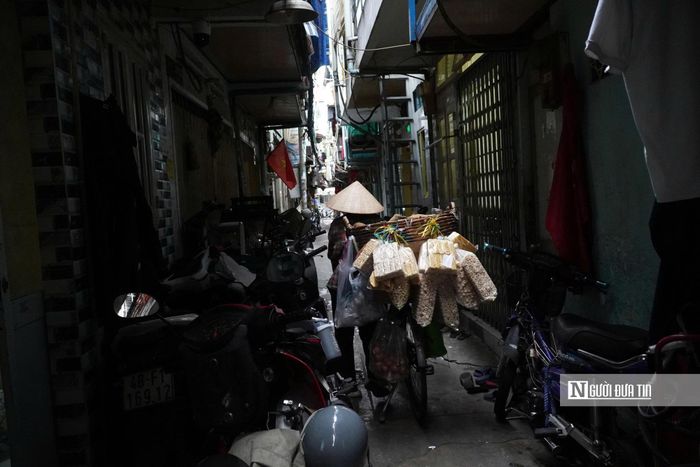 Những con hẻm chật chội bên trong khu Mả Lạng.