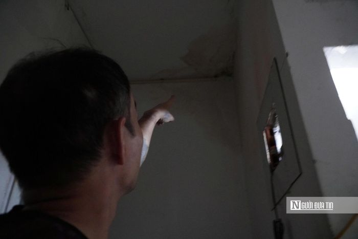 Chia sẻ với PV, ông Hiếu (cư dân sống tại khu Mả Lạng) cho biết, căn nhà chưa đầy 20m2 là nơi sinh sống của 7 người thuộc 3 thế hệ. Biết khu Mả Lạng sẽ sớm được di dời, chỉnh trang, ông và người thân trong gia đình rất mừng. Do nhà cửa hiện đã xuống cấp, gia đình ông đồng thuận với chủ trương di dời, giải tỏa và mong sớm được nhận tiền bồi thường.