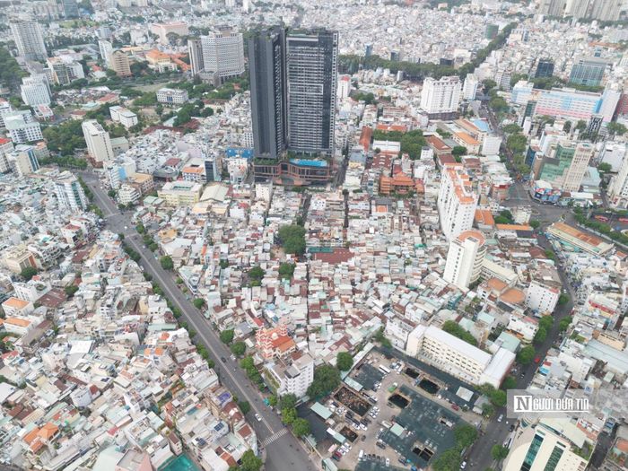 Theo ghi nhận của Người Đưa Tin, khu dân cư Chợ Gà - Gạo; khu dân cư Mả Lạng trước đây thuộc Quận 1, Tp.HCM (trước sáp nhập) là các khu dân cư lâu đời nằm tại trung tâm thành phố. Được xây dựng từ lâu, nên các căn nhà ở đây nhỏ hẹp, cư dân sống đông đúc.