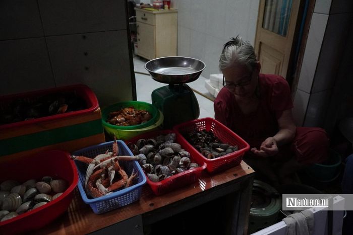Dù chật chội, hẻm nhỏ đi lại khó khăn, ban ngày ít ánh sáng rọi vào, nhưng người dân vẫn bám trụ lại mảnh đất trung tâm và kinh doanh nhiều ngành nghề để sinh sống.