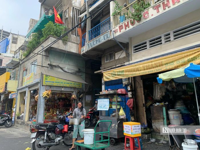 Khu chợ Cầu Muối trên địa bàn phường Cầu Ông Lãnh, nơi cũng có hàng trăm căn nhà, người dân chen chúc nhau.