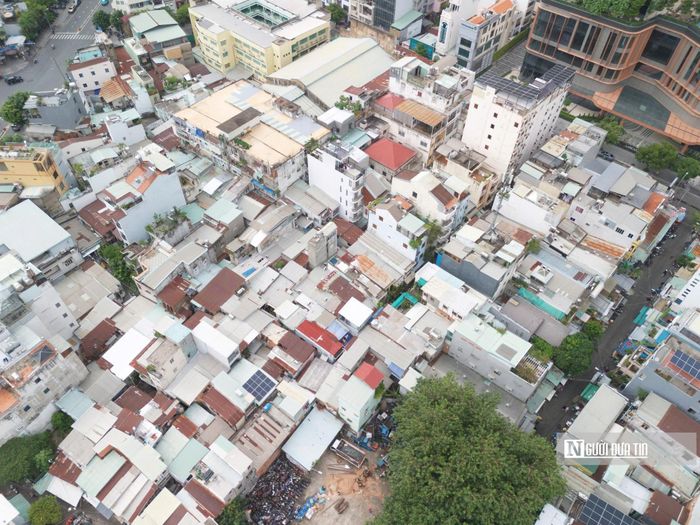 Nhìn từ trên cao, khu Chợ Gà - Gạo nằm lọt thỏm giữa nhiều căn nhà cao tầng, đây là một trong những vị trí dân cư đắc địa của thành phố; tuy nhiên, hiện đã xuống cấp, gây mất mỹ quan nên sẽ được dỡ bỏ để đầu tư xây dựng mới.