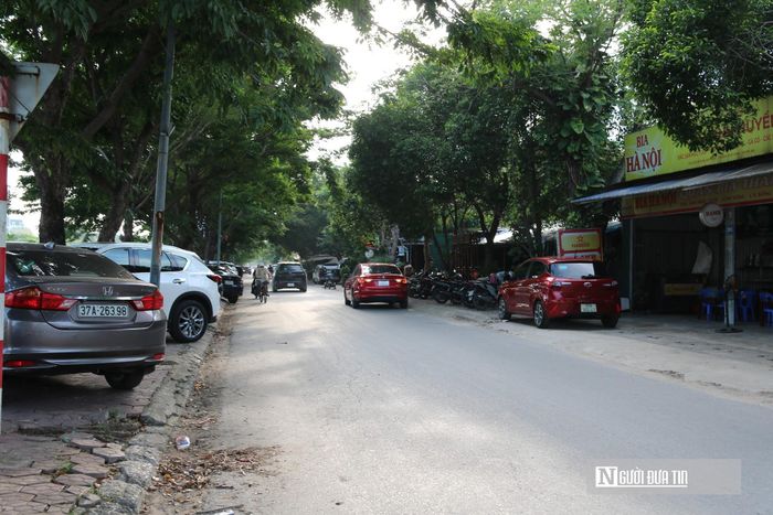 Đáng ngại hơn, khu vực hai bên bờ kênh là nơi tập trung mật độ dân cư vô cùng đông đúc, với hàng loạt quán ăn, trường học và bệnh viện lớn ngày đêm hoạt động. Mỗi ngày, có hàng nghìn lượt học sinh, bệnh nhân và người dân phải qua lại, sinh hoạt trong bầu không khí bị bủa vây bởi mùi hôi thối nồng nặc.