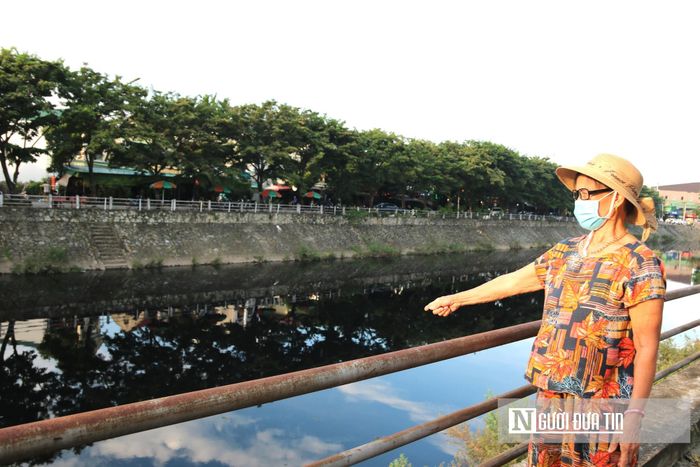 "Tôi là người sinh sống ở đây đã mấy chục năm nay. Mỗi lần đi bộ qua khu vực này, tôi đều phải đeo kính và bịt khẩu trang kín mít. Nguồn nước thải bẩn thỉu khiến chúng tôi vô cùng khốn khổ. Xác động vật chết trôi nổi hòa cùng nước thải sinh hoạt cứ đổ dồn, ứ đọng lại suốt nhiều năm trời. Trước mắt, chúng tôi kiến nghị cơ quan chức năng tổ chức nạo vét, dọn lòng kênh định kỳ ít nhất hai lần mỗi năm để giảm thiểu độc hại. Theo tôi, về lâu dài, phương án ngầm hóa tuyến kênh là giải pháp căn cơ nhất để chấm dứt hoàn toàn tình trạng ô nhiễm này”, bà Nguyễn Thị Vân, 78 tuổi, trú tại khối Tân Lộc, phường Vinh Lộc, cho biết.