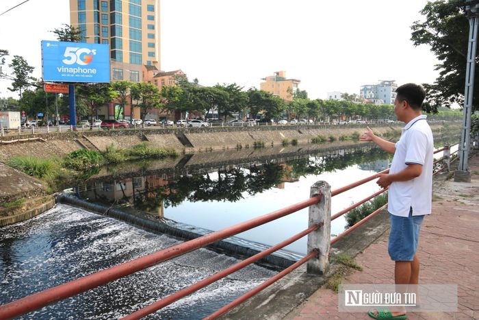 "Trước kia, Kênh Bắc có dòng nước mát lành, trẻ con ra tắm mát, cá bơi lội rất nhiều. Nhưng nhiều năm trở lại đây, mùi hôi thối nồng nặc bốc lên quanh năm, không có sinh vật nào sinh sống được. Tình trạng ô nhiễm kéo dài ảnh hưởng nghiêm trọng đến đời sống, sức khỏe người dân, nhất là người già, trẻ nhỏ và phụ nữ mang thai. Bùn, rác thải tồn đọng khiến dòng kênh ô nhiễm, bốc mùi. Người dân mong các cơ quan chức năng sớm làm mương kín, ngầm hóa toàn tuyến để xử lý dứt điểm tình trạng này", ông Hoàng Văn Long, khối 12, phường Vinh Lộc, bày tỏ.