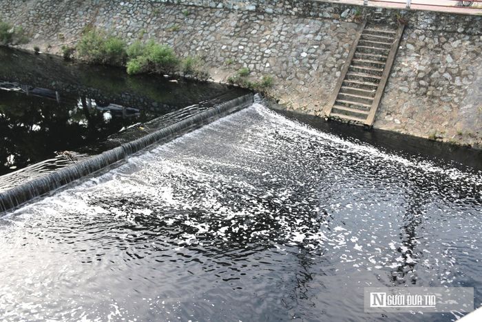 Nhiều năm qua, hơn 2 km Kênh Bắc lộ thiên dọc tuyến đường Nguyễn Sỹ Sách (đoạn từ nút giao Nguyễn Văn Cừ đến hồ điều hòa Hưng Hòa) luôn là nỗi ám ảnh kinh hoàng của người dân.