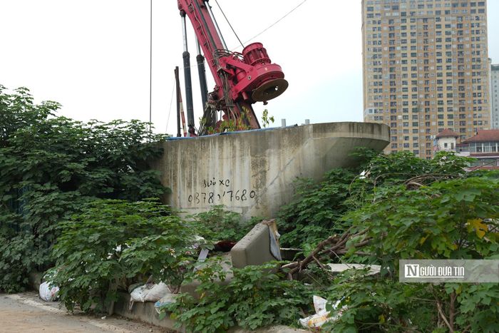 Theo ghi nhận của phóng viên, giữa tiết trời tháng Tám nắng mưa bất chợt, ghi nhận tại công trường tiếng máy xúc, máy lu, cần cẩu vẫn đang hòa cùng nhịp làm việc khẩn trương của hàng nghìn kỹ sư, công nhân.