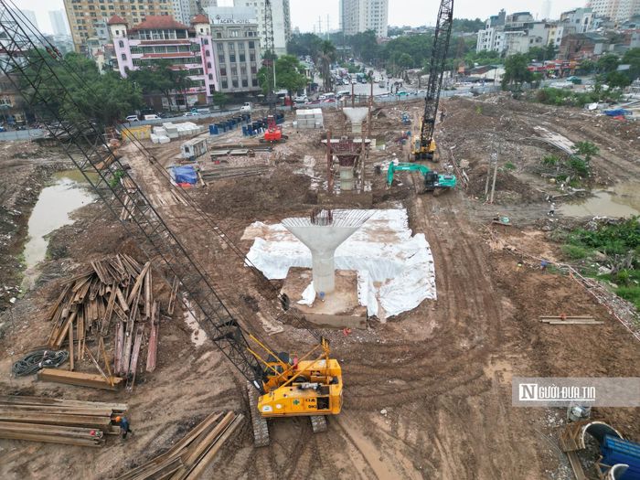 Từ nay đến cuối năm 2026, áp lực tiến độ sẽ ngày càng lớn. Nếu các hạng mục được tổ chức thi công đồng bộ, mặt bằng tiếp tục được bảo đảm và những vướng mắc kỹ thuật được xử lý kịp thời, nút giao từng được xem là “điểm nghẽn” này có cơ hội hoàn thành mục tiêu đề ra, góp phần thay đổi diện mạo giao thông khu vực phía Tây Nam Hà Nội.