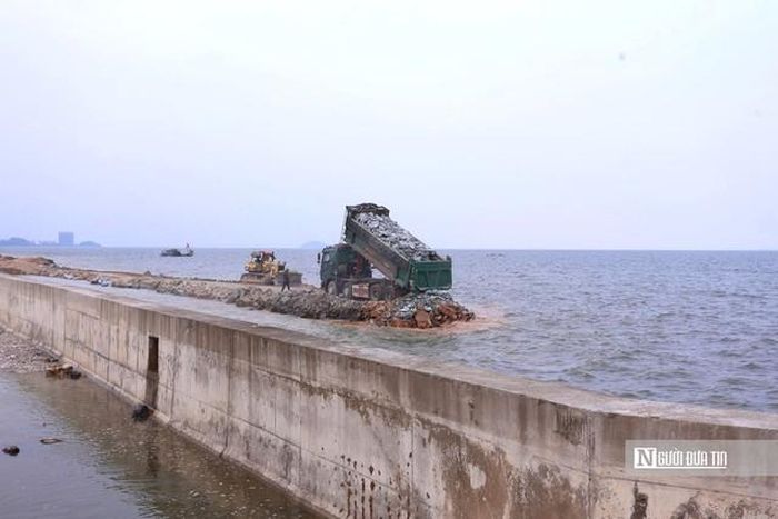Đơn vị thi công huy động máy móc, phương tiện đẩy nhanh tiến độ dự án kè biển Hải Tiến.