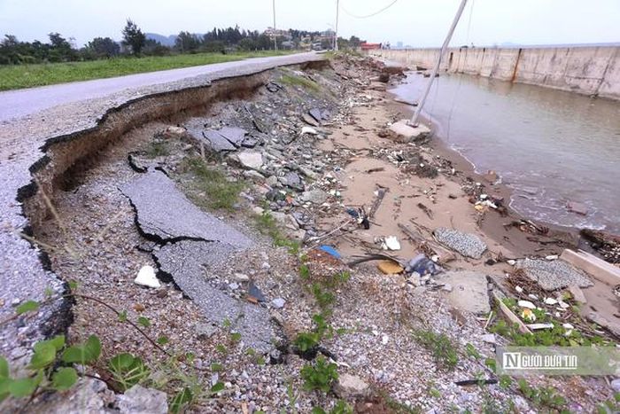 Hậu quả các trận mưa bão năm 2025 gây thiệt hại rất lớn cho biển Hải Tiến.