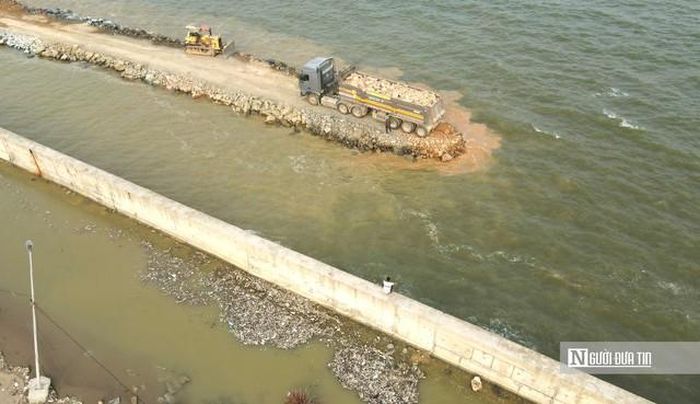 Dự án kè biển Hải Tiến được đầu tư 380 tỷ đồng để xử lý sạt lở khẩn cấp, phục vụ công tác phòng, chống thiên tai.