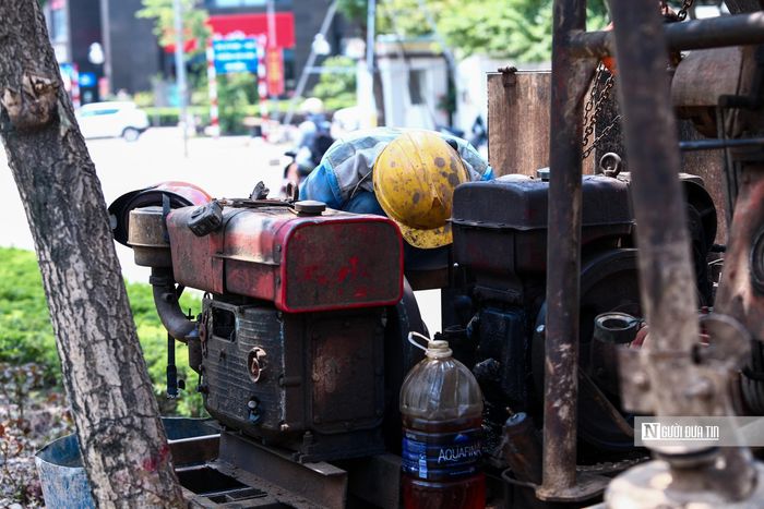 Trên đường Văn Khê, đơn vị thi công bố trí 8 vị trí khảo sát, gồm 6 vị trí trên dải phân cách từ ngõ 24 Văn Phú đến khu vực số 4 phố Văn Khê và 2 vị trí tại những đoạn dải phân cách thu hẹp. Đường kính hố khoan tối đa 152 mm, đường kính cần khoan 42 mm.