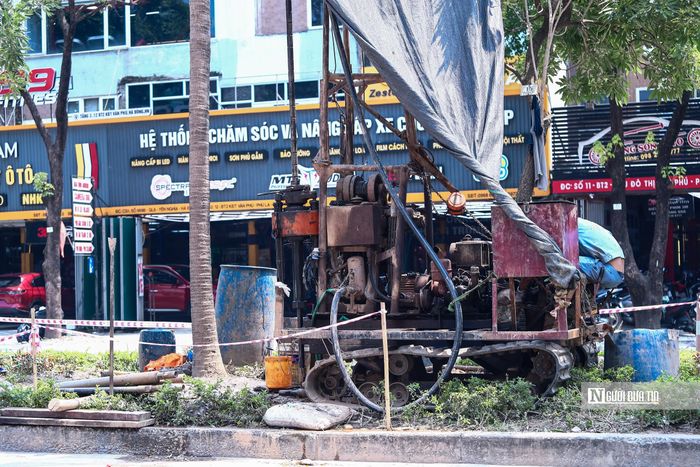 Theo ghi nhận của Người Đưa Tin những ngày tháng 8, Ban Quản lý dự án đầu tư xây dựng công trình giao thông thành phố bắt đầu triển khai khoan khảo sát địa chất trên đường Lê Trọng Tấn và Văn Khê.