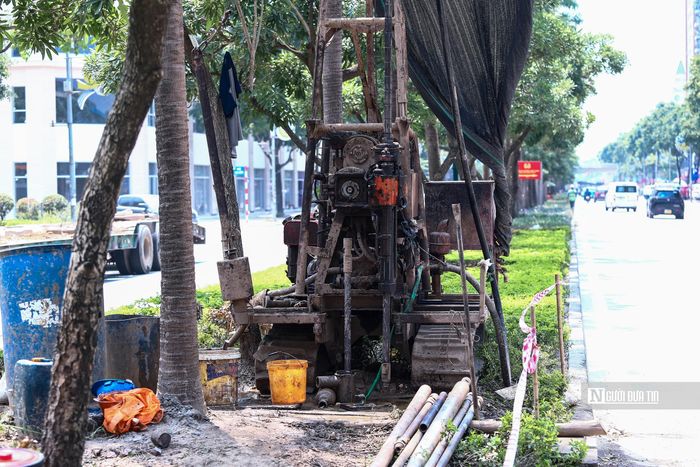 Theo đó, việc khảo sát được thực hiện tại 16 vị trí, trải dài từ khu vực ngõ 9 đường Lê Trọng Tấn đến nút giao Lê Trọng Tấn - Văn Khê - Quang Trung và từ ngõ 24 Văn Phú đến khu vực nút giao.