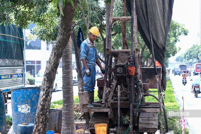 Theo ghi nhận, máy khoan cùng công nhân được bố trí tại khu vực dải phân cách. Trên đường Lê Trọng Tấn có 8 vị trí khảo sát, trong đó 7 vị trí nằm trên dải phân cách đoạn từ ngõ 9 đến ngõ 2 và một vị trí tại khu vực dải phân cách thu hẹp, đối diện số 4 đường Lê Trọng Tấn.