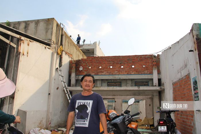 Ông Lê Minh Nhật (58 tuổi, ngụ xã Bà Điểm, Tp.HCM) cho biết, những ngày qua, ông tất bật cùng người thân tự tháo dỡ nhà để bàn giao mặt bằng cho chủ đầu tư. Theo ông Nhật, gia đình vừa nhận tiền bồi thường hơn nửa tháng trước. Dù chính quyền địa phương thông báo và khuyến khích người dân tháo dỡ, bàn giao mặt bằng trong thời hạn khoảng 1 tháng, ông vẫn chủ động thực hiện sớm. “Để nhường đất cho dự án, tôi được bồi thường 2 căn nhà nằm gần nhau. Nhờ chính sách bồi thường hợp lý, thuận lòng dân nên tôi và nhiều người dân nơi đây đều đồng thuận, chủ động bàn giao mặt bằng cho Nhà nước. Sống ở đây lâu năm, giờ phải tự tay tháo dỡ nhà mình là điều tôi không muốn, nhưng nghĩ đến ngày đường sá được mở rộng, đi lại thuận lợi, tôi cũng thấy phấn khởi phần nào”, ông Nhật chia sẻ.