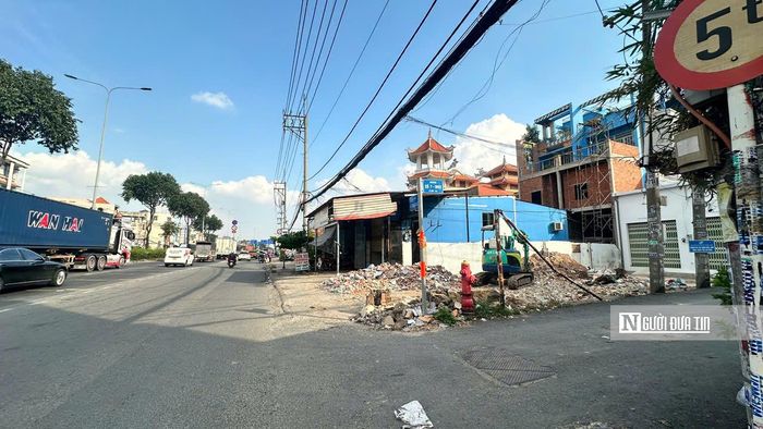 Trao đổi với phóng viên, ông Hà Phạm Việt Bằng - Phó Giám đốc ban Quản lý đầu tư xây dựng xã Bà Điểm, Tp.HCM cho biết, dự án thành phần 1 phục vụ cải tạo, nâng cấp Quốc lộ 22, xã Bà Điểm có 264 trường hợp bị ảnh hưởng, với diện tích thu hồi khoảng 2,64 ha. Tính đến giữa tháng 8, Ban bồi thường xã đã giải ngân tiền bồi thường đạt 94,5% và hiện có 249/264 trường hợp bàn giao mặt bằng (tỷ lệ 94,3%). Quá trình giải quyết bồi thường, hỗ trợ, tái định cư và di dời hạ tầng phục vụ dự án đã nhận được sự đồng thuận rất lớn của người dân. Dự kiến trong tháng 8, xã Bà Điểm có thể bàn giao 100% mặt bằng để triển khai dự án.