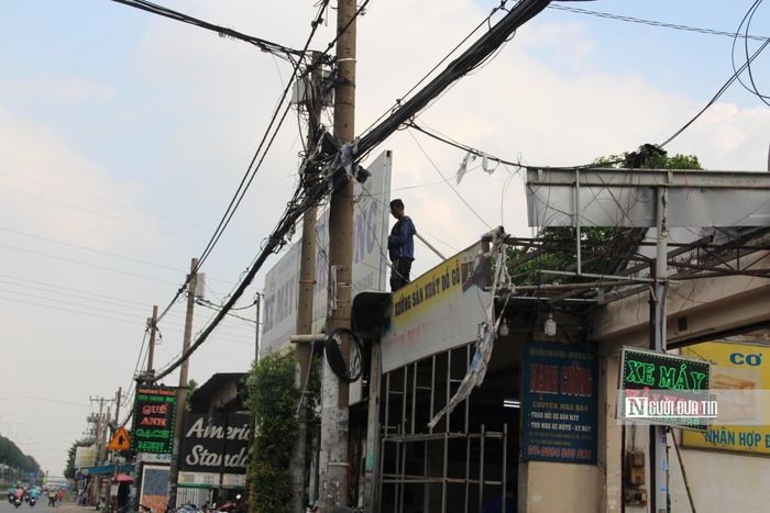 Những biển hiệu của những đại lý kinh doanh lớn cũng vội vã hạ xuống để lắp đặt lùi sâu vào bên trong phần đất còn lại. Dù vậy, các hoạt động buôn bán của người dân không bị gián đoạn hoàn toàn mà nhanh chóng thích nghi với diện mạo mặt bằng mới.