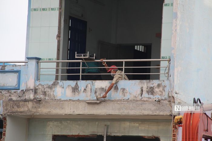 Để sớm bàn giao mặt bằng, người dân chủ động tháo dỡ nhà mình.