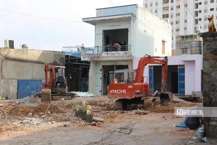 Tiếng máy khoan, máy đập bê tông, máy xúc vang rộn một góc đường tại địa bàn xã Bà Điểm. Người dân chủ động thuê các đội thợ xây dựng chuyên nghiệp về máy múc để giật sập các mảng tường, mái hiên kiên cố nằm trong lộ giới giải tỏa.