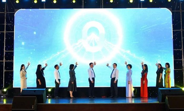 Các đại biểu nhấn nút khai mạc Ngày lữ hành Việt Nam lần thứ II năm 2026 tại Gia Lai