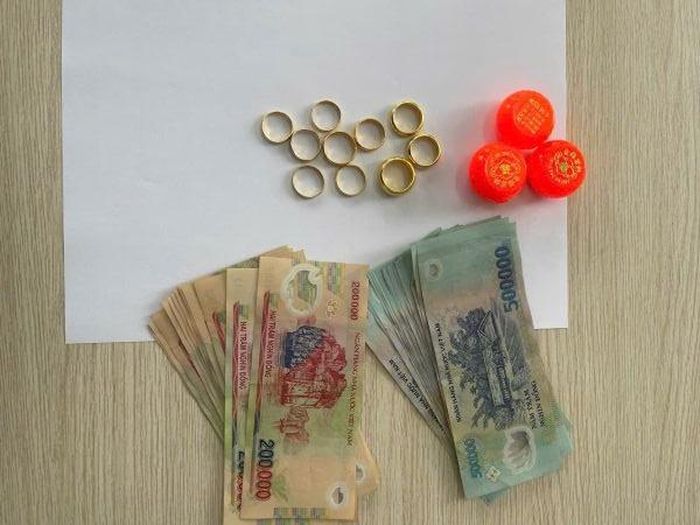 Số tiền, vàng thu giữ được sau vụ trộm. Ảnh: Cổng TTĐT Công an tỉnh Gia Lai