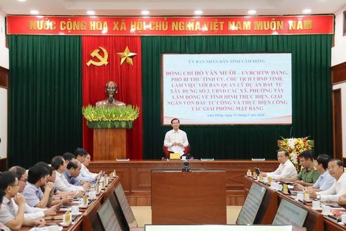 Quang cảnh buổi làm việc.